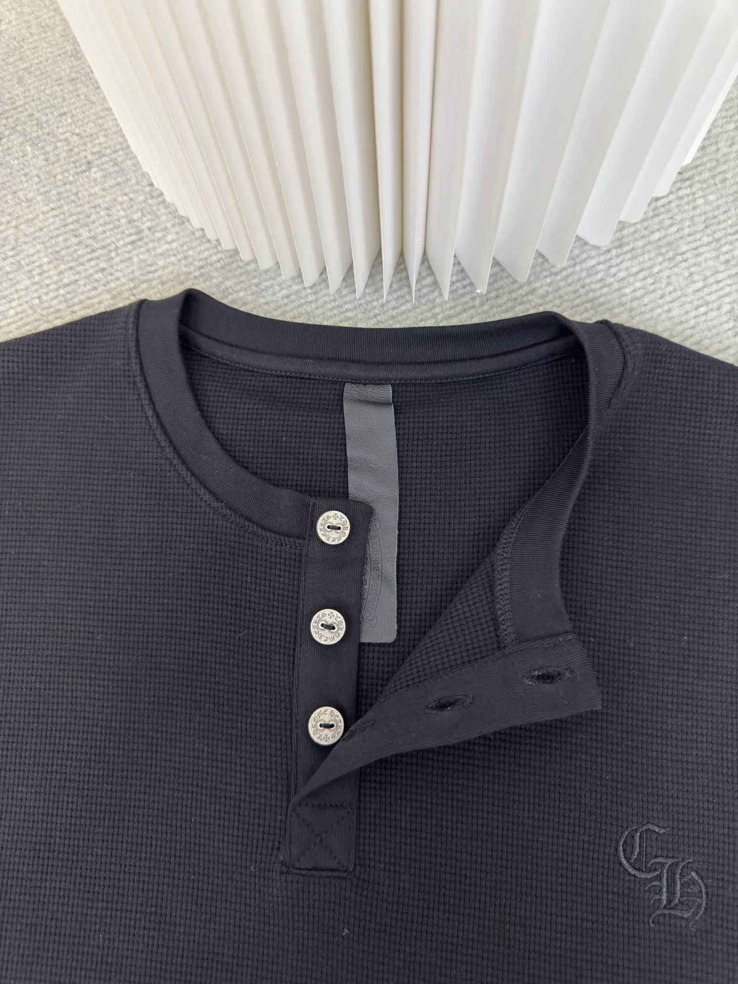 P400 Chrome Hear leather henley collar waffle sweatshirt. The fabric is made of 350g cotton waffle double-layer material before washing (to distinguish low-weight, cut corners and non-pure cotton market products). The silver buckles and scrolls are made of antique bronze and real silver (the material has reached 300+ quality in the market). The leather label is still made of genuine imported lambskin. The most important thing is the hand-sewn leather (the cost is high when it comes to manual work). A lot of effort has been put into the fabric, hardware and craftsmanship. The top quality in the market. The industry benchmark is only owned by a few people. Size S M L